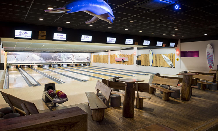 Vibrez avec l'animation du bowling au Complexe JOA Casino. Une activité ludique et divertissante pour tous les âges, idéale pour passer des moments de loisirs en famille ou entre amis.