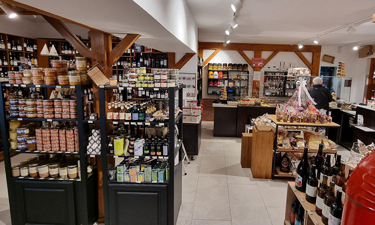 Savourez les délices de l'épicerie fine de La Cave Saint-Jean de Mont-de-Marsan, offrant des produits frais et locaux, ainsi que des chocolats et cafés artisanaux.