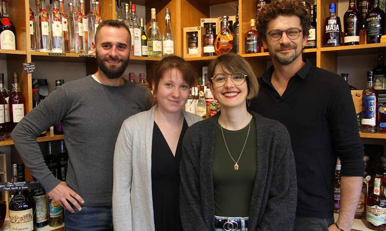 Rencontrez l'équipe passionnée et unie de La Cave Saint-Jean : Marion, Rochelle, Adrien et Yoann, nouveaux propriétaires.