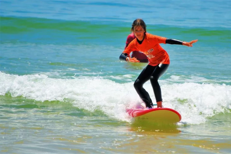 Jeune fille en train de surfer à Vieux-Boucau, dans les Landes. 