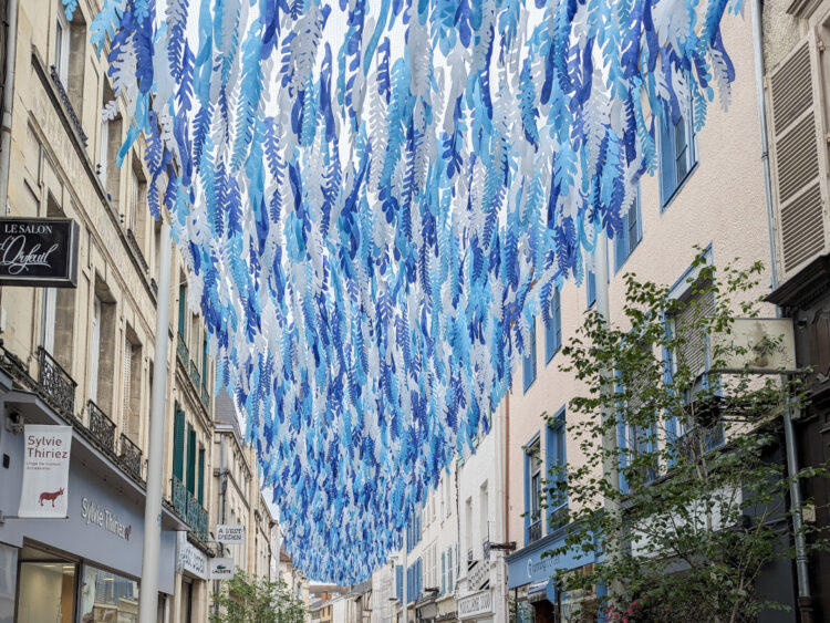 Photo du ciel de rue en dégradé de bleu installé par l'entreprise Toutcomme, à Dax, dans la rue des Carmes. 