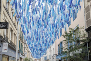 La rue des carmes de Dax s'est paré d'un magnifique ciel de rue bleu conçu par l'entreprise Toutcomme, spécialisée dans les décorations de rue.