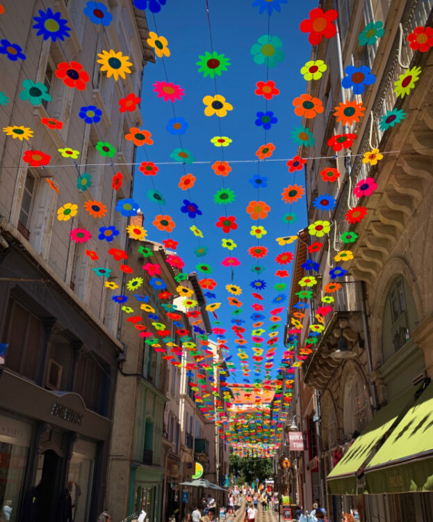 ciel de rue avec des fleurs multicolores installés par l'entreprise Toutcomme