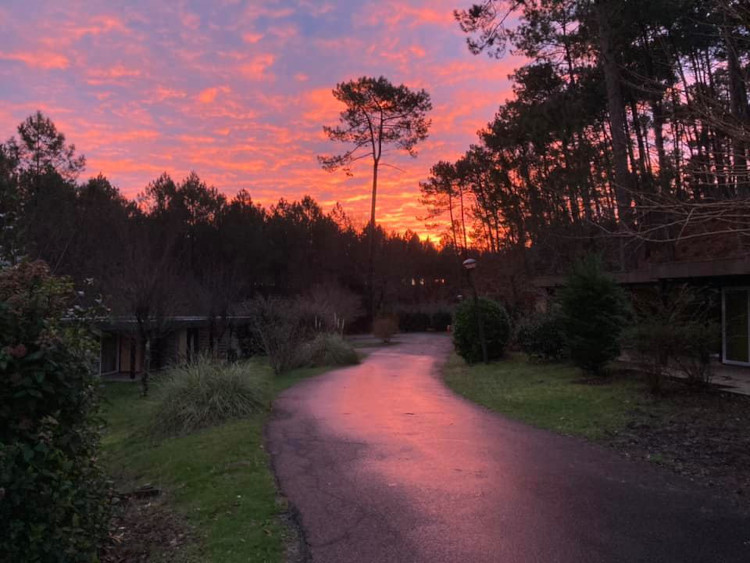 coucher de soleil au village vacances Les Chênes de Léon