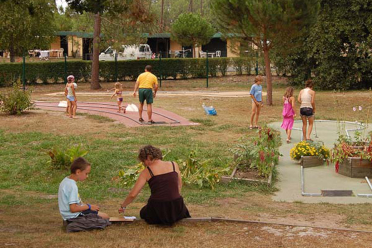 minigolf du village vacances Les Chênes de Léon