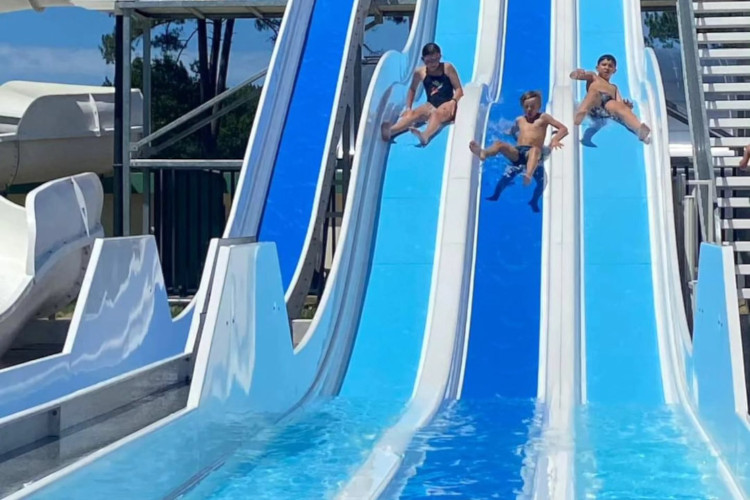 enfants sur les toboggans du village vacances Les Chênes de Léon