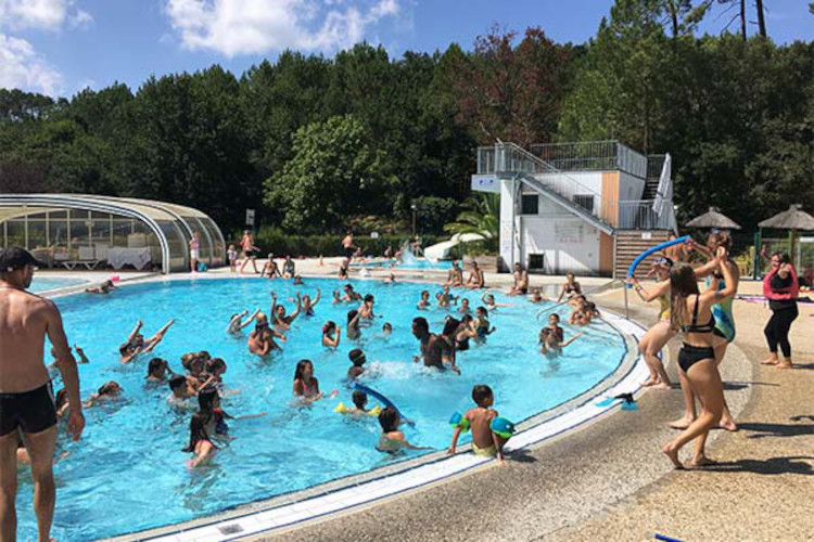 baigneurs dans la piscine du village vacances Les Chênes de Léon