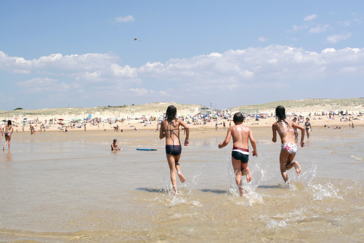 enfants sur la plage de Moliets