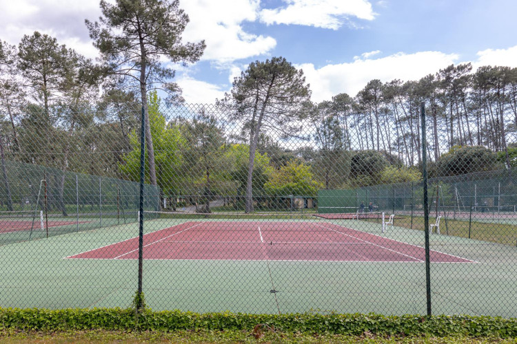 Terrain de tennis du village vacances Les Chênes de Léon